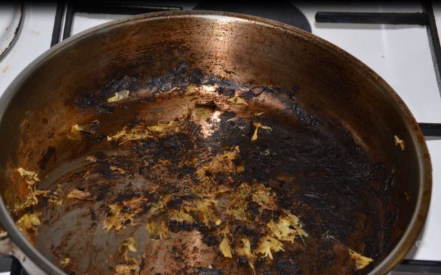 Nettoyer Une Poêle Brûlée Par L'huile