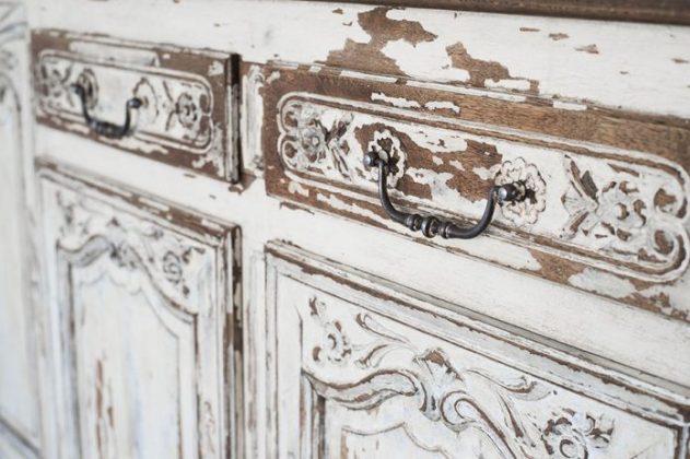 Astuces pour enlever les odeurs dans un meuble en bois - Pratique.ch