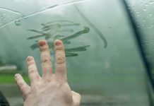 Enlever la buée dans la voiture pleut