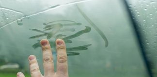 Enlever la buée dans la voiture pleut
