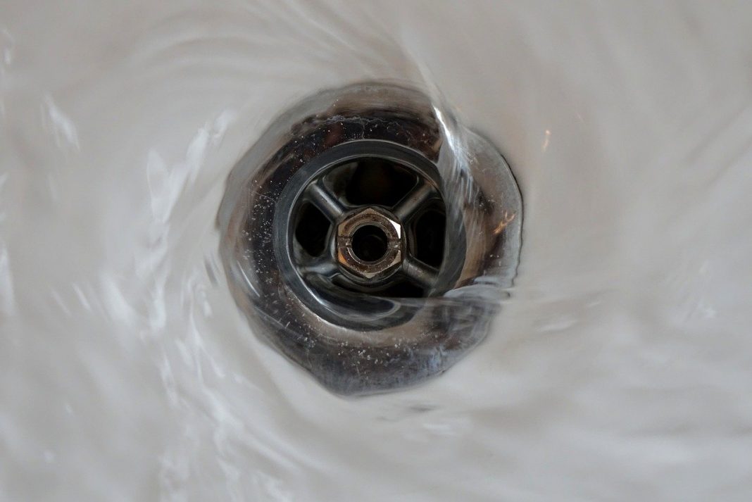 Débouchez votre évier avec des glaçons